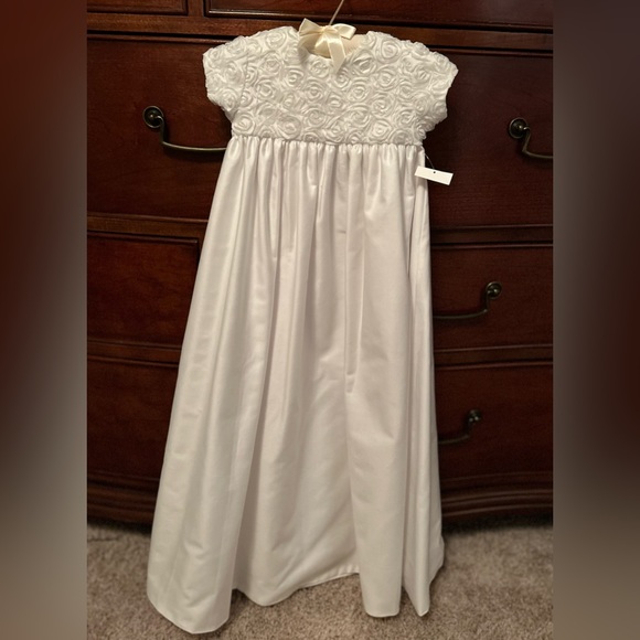 NWOT beautiful Christening gown - Picture 8 of 9